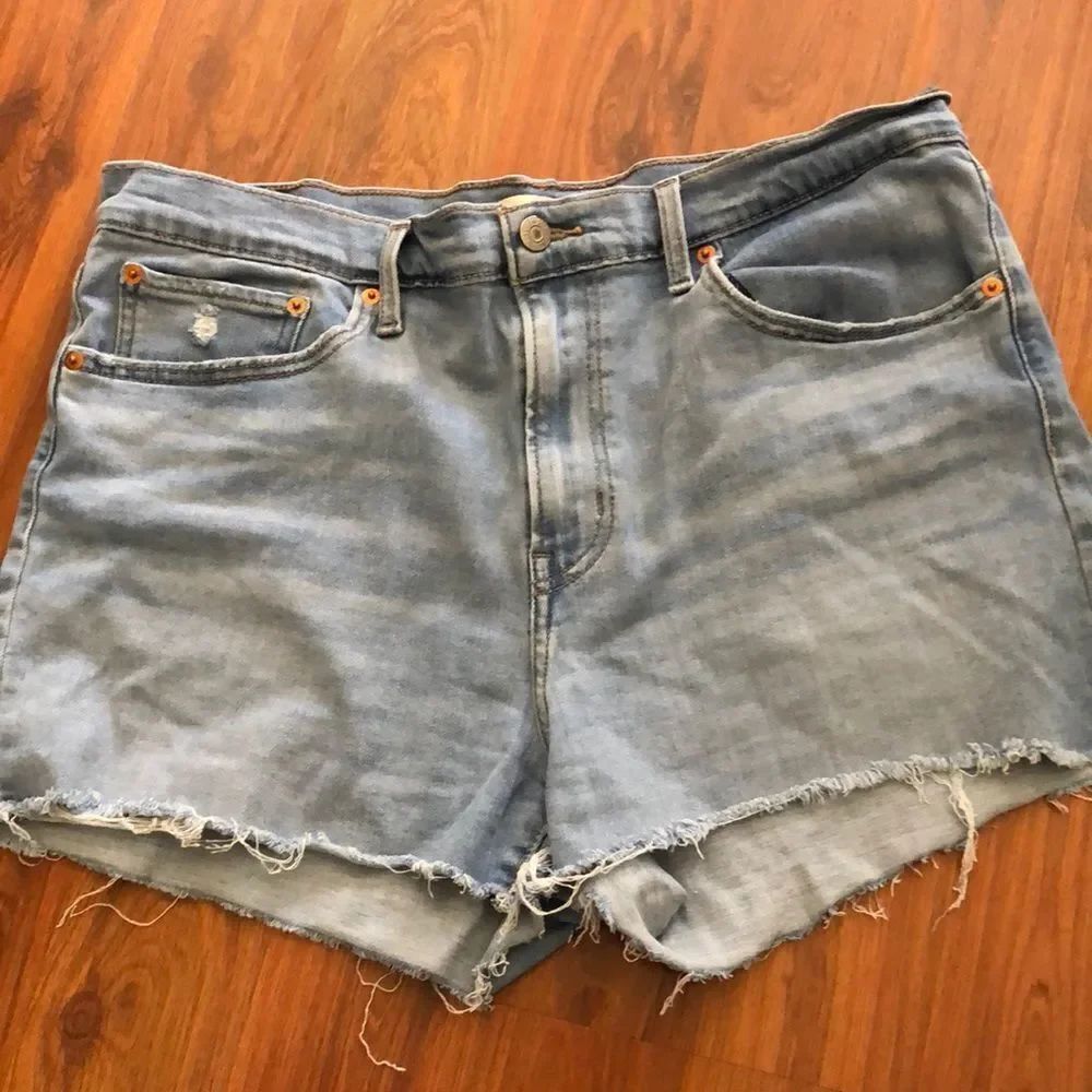Levi’s High rise shorts size 33 Slightly distressed